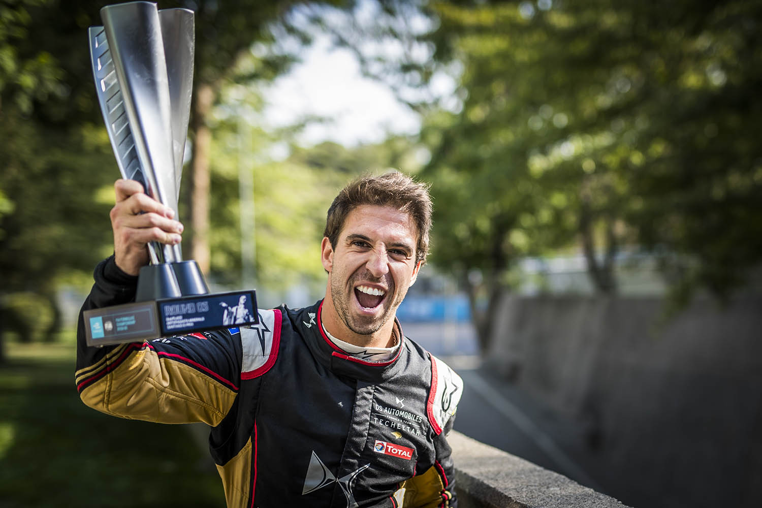 PARQUE O'HIGGINS CIRCUIT, CHILE - JANUARY 18: Antonio Felix da Costa (PRT), DS Techeetah, 2nd position, poses with his trophy during the Santiago E-prix at Parque O'Higgins Circuit on January 18, 2020 in Parque O'Higgins Circuit, Chile. (Photo by Sam Bloxham / LAT Images)